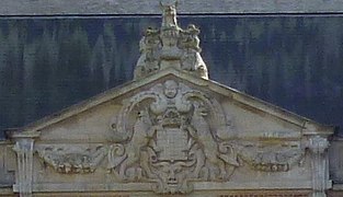 Fronton armorié du château