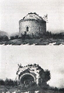 Gravure en noir et blanc de deux peintures à l'aquarelle l'une au dessus de l'autre. Elle représentent toutes deux un angle de vue de la même chapelle en ruine dans laquelle poussent des herbes folles.