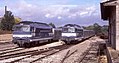 BB 67400 et rames inox de banlieue garés à La Ferté-Gaucher en 1986.