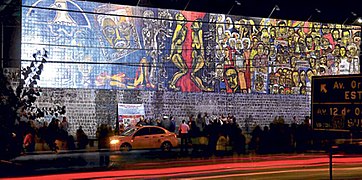 Una hermosa fotografía nocturna de "El Grito de la Memoria" .