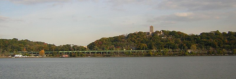 Вид на парк со стороны реки Гудзон. Музей Клойстерс можно увидеть на вершине холма справа. Зеленая эстакада - это бульвар Генри Гудзона.
