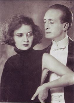 Hans Albers mit Dame, 1924.jpg