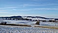 Vyvýšeniny nad částí města Blatno v CHKO Žďárské vrchy, v zalesněné části vlevo Svatojánské Lázně, vpravo kupa Na skalce (637m) se sochou Mistra Jana Husa, svahem vedena z centra města Lázeňská stezka