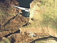 手抜き工事で決壊事故を起こした幌内ダム（幌内川）空撮[16]。1951年（昭和26年）再建後1973年（昭和48年）廃止。