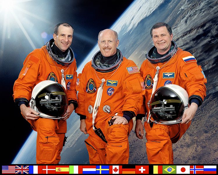 http://upload.wikimedia.org/wikipedia/commons/thumb/6/60/ISS_Expedition_6_crew.jpg/750px-ISS_Expedition_6_crew.jpg