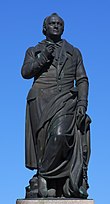تصویری از بنای تاریخی برای یادبود ژان پل در بایرویت، این مجسمه توسط لودویگ شوانتالر در سال ۱۸۴۱ (میلادی) و در ۱۶ سالگرد درگذشت ژان پل پرده برداری شده است.