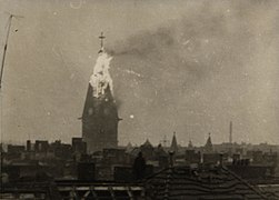 Brennender Kirchturm nach einem Bombenangriff, 1944