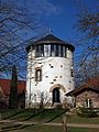 Turmwindmühle, Wohnmühlenhaus, Scheune und Seitengebäude (mit Gang zur Windmühle) eines Mühlenanwesens