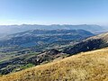 Les lacs de Laffrey, la montagne du Conest et le massif du Vercors vus depuis le Piquet de Nantes au sud-est.