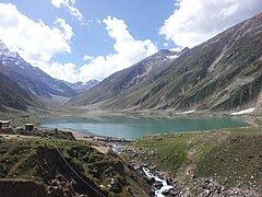 Lago Saiful Muluk sob as nuvens