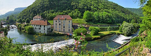 Les anciennes forges du haut et leurs barrages.