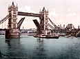 Für den Schiffsverkehr angehobene Tower Bridge um 1900