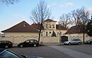 Lordmarschallhaus/Hofmarschall-Keith-Haus mit Seitenflügeln, Einfriedungsmauer und Garten (Lennéstraße 9)