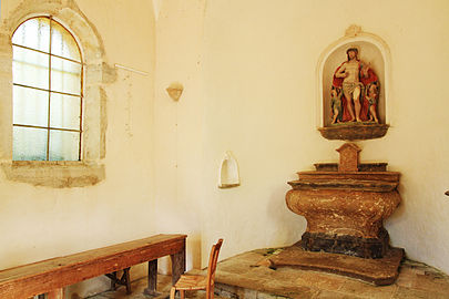 Intérieur et sculpture du Christ aux plaies.
