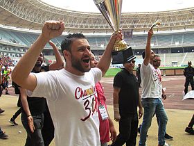 Mohamed Ali Bhar fêtant le 31e titre de champion de Tunisie avec les supporters de l'Espérance sportive de Tunis, au stade olympique de Radès le 18 mai 2017.