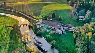 Le château Morand Val au bord du Doubs.