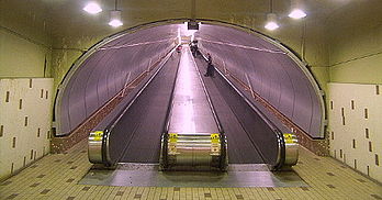 Le trottoir roulant de la station Beaudry du métro de Montréal. (définition réelle 450 × 235*)