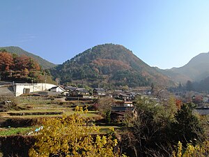 麓から望む要害山（2010年12月撮影）