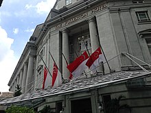 Flags of Singapore outside The Fullerton Hotel Singapore were flown at half-mast to mark the death of Lee Kuan Yew. National Flags at half-staff for the death of Lee Kuan Yew at The Fullerton Hotel Singapore - 20150327.jpg