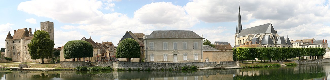 Panorama historického jádra: hrad, radnice, kostel (<––>)