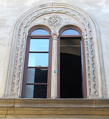 Mullioned windows and lunette reliefs Palazzo pazzi, finestra vista da pal. nonfinto 01.JPG