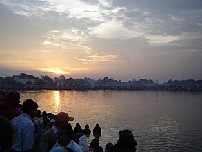 Njerëz duke kremtuar festën ‘Chhath’ ditën e 2-të në mëngjes, një tribut për Diellin që lind