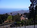 Pohled z Monte na část Funchalu mezi přístavem a Pico da Cruz