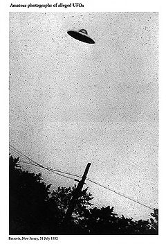 Sebuah foto UFO terkenal yang muncul di atas Passaic, New Jersey, pada tahun 1952, diambil dari dokumen FBI