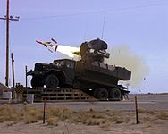 M812車台にローランド対空ミサイルを搭載した車両。1984年、アメリカ軍。