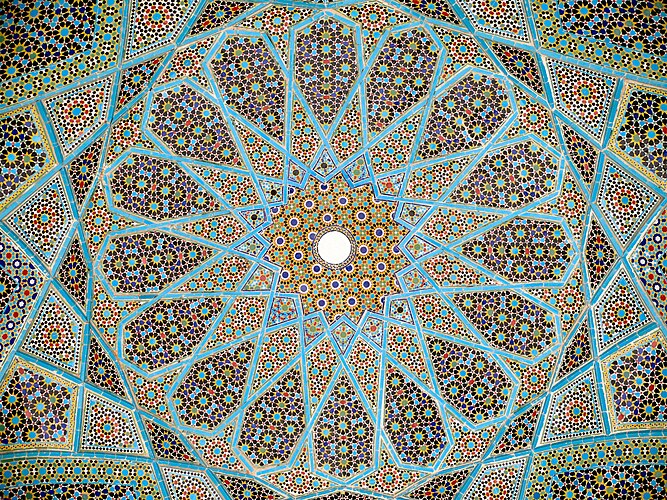 Геометрическая арабеска, выложенная плиткой в нижней части свода гробницы (мавзолея) поэта Хафиза Ширази, Иран
