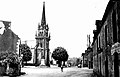 Saint-Barthélemy (Morbihan) : l'église paroissiale et le bourg vers 1930.