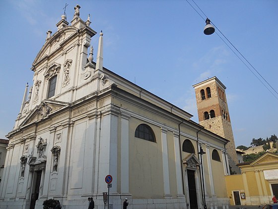 Il campanile della chiesa dei Santi Faustino e Giovita nella realtà, alto la metà