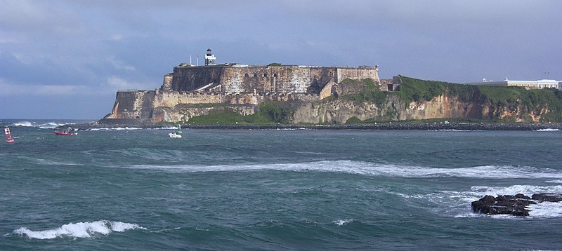 Archivo: San Felipe del Morro vista a través bay.jpg