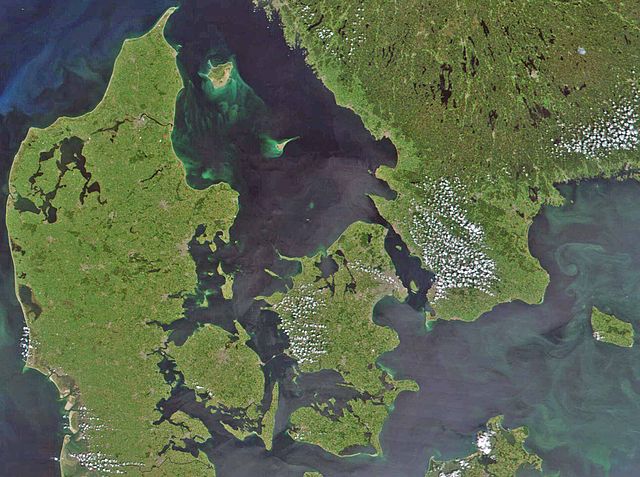 640px-Satellite_image_of_Denmark_in_July_2001.jpg