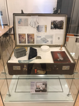 Koffer met kunstwerken voor de tentoonstelling Saudade door het Expatriate Archive Centre, 2018.