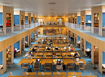 Sala de leitura na Statsbiblioteket, a biblioteca nacional e universitária da Dinamarca na cidade de Aarhus. (definição 5 165 × 3 820)