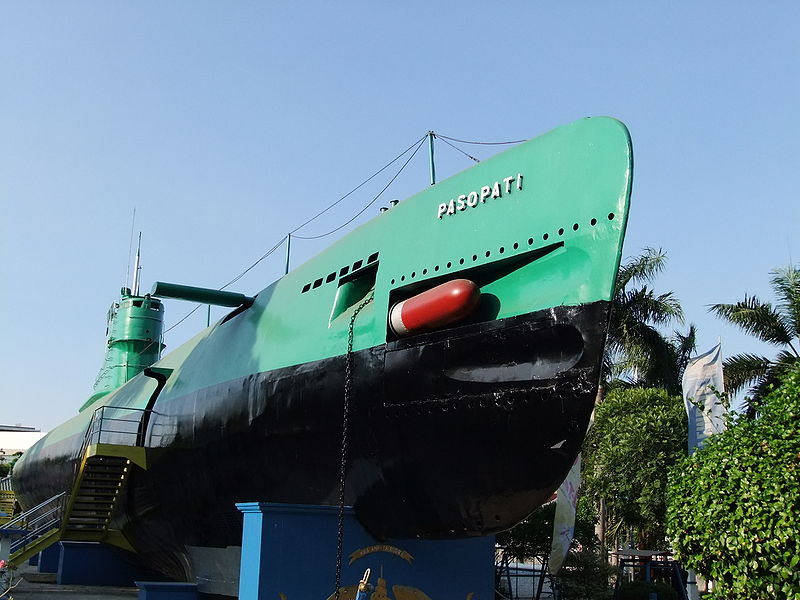 Berkas:Submarine Monument Surabaya 2.JPG