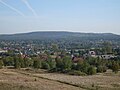 Widok ze Skałki na części wsi Tenczynka: Wilk, Podgórki; w tle Góra Czerwieniec i Niedźwiedzia Góra