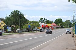 Dálnice Bruce Highway procházející městečkem.