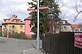 Označení ulic dopravními značkami č. IS 22c a IS 22e použité současně s původním označením, Praha, Zahradní Město