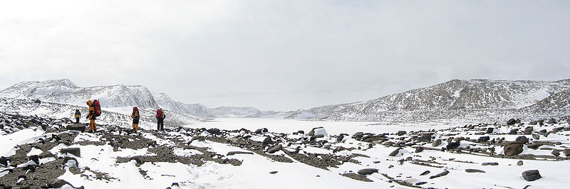 File:Vestfold Hills - PJS - Next to Lake Stinear.jpg