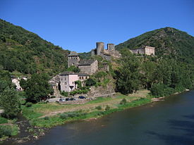 Vista geral de Brousse-le-Château com o rio Tarn