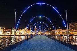 Мостот „Кралица Ема“ ноќе