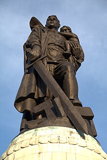 "Soldier-Liberator" by Yevgeny Vuchetich. Treptower Park Memorial, Berlin (1948-1949) <<Voin-osvoboditel'>> -- monument v berlinskom Treptov-parke 4 - Kopie.jpg