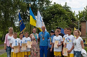 Тетяна Бережна в груповому фото на Олімпійському дні в таборі «Чайка».