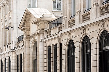 Le bureau de Clifford Chance Paris est situé au 1, rue d'Astorg, dans le 8ème arrondissement.