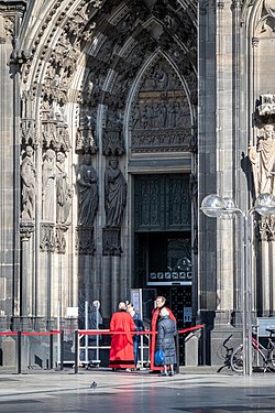 Entrance control at the Cologne Cathedral on 21 March to allow admission only to people who want to pray. 2020-03-21-Covid-19-Koln-8434.jpg