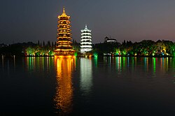 Pagode del Sole e della Luna illuminate di notte