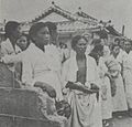 Mujeres vestidas con hanbok durante la Guerra de Corea.