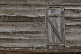 Tür in einem alten Blockhaus